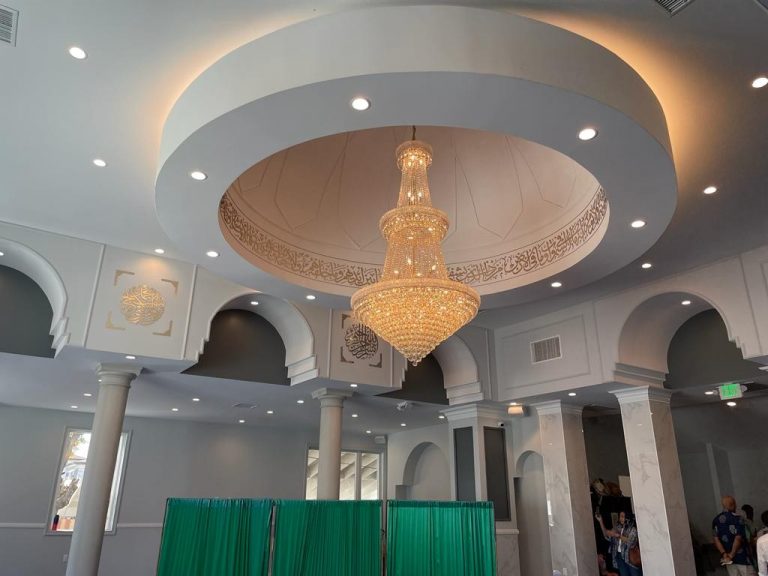 Suasana-Masjid-At-Thohir